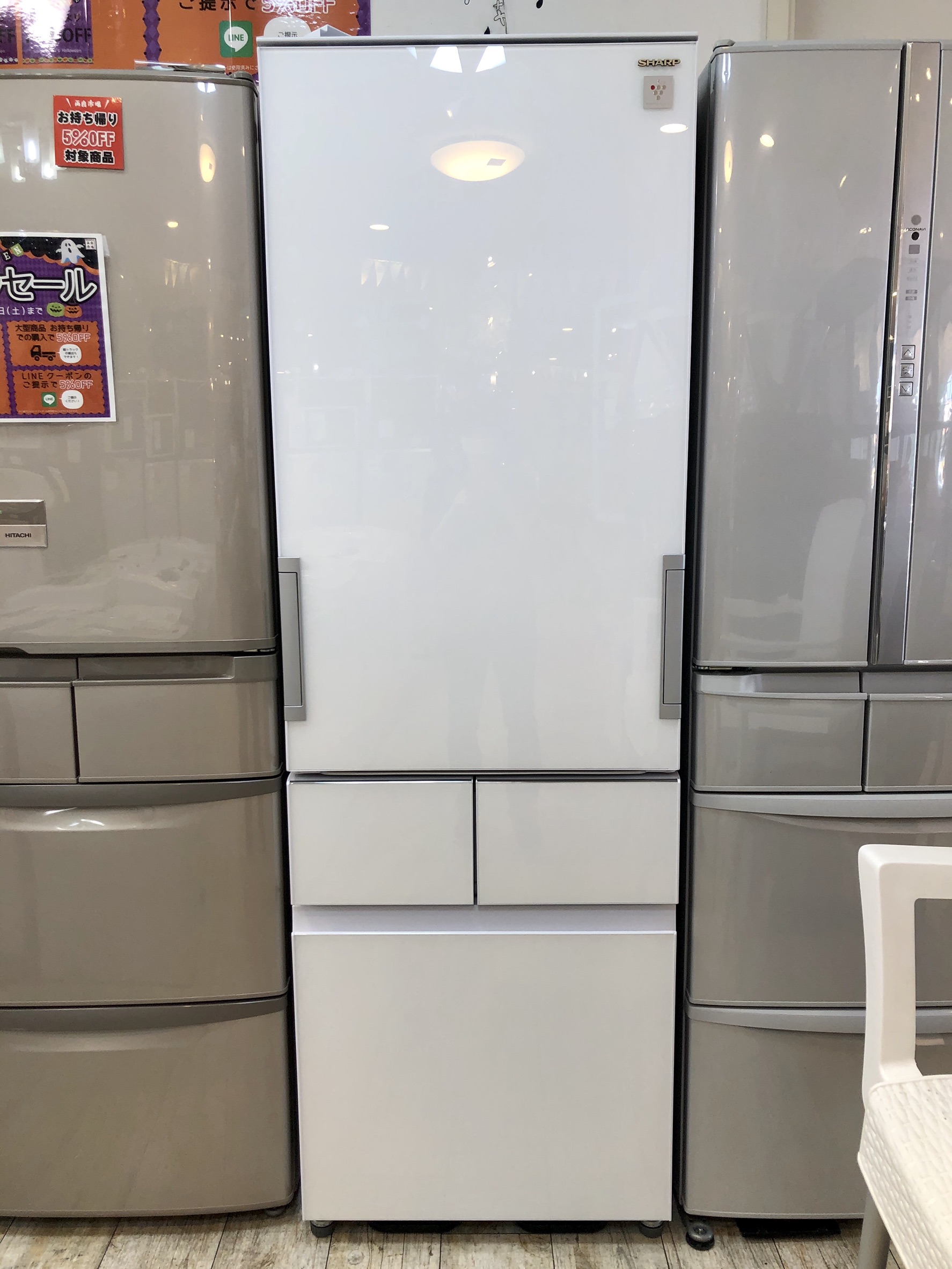 真っ白できれいなシャープの冷蔵庫 ２８０L - キッチン家電