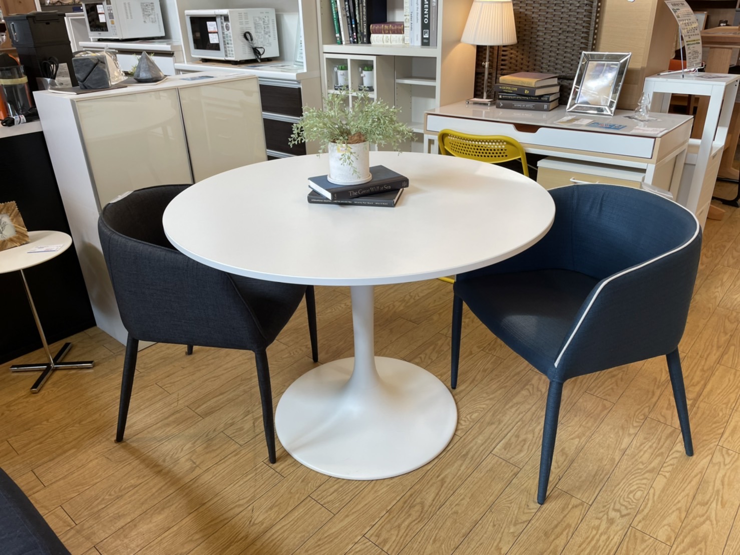 IKEA ドクスタ　丸テーブル　円形　ダイニングテーブル利用人数4人向け