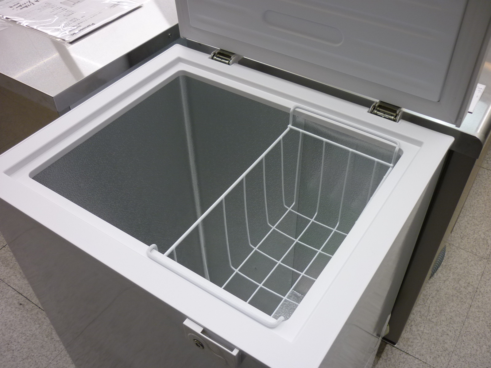 上開き冷凍庫マクスゼン2022年99L - キッチン家電