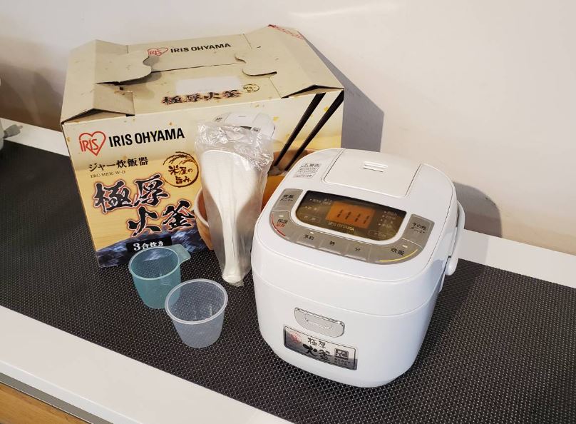 ☆新品未使用品 IRISOHYAMA アイリスオーヤマ 3合炊きマイコン炊飯器