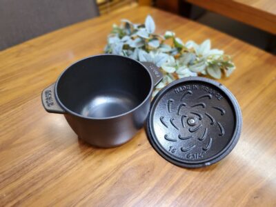 staub　ストウブ　LaCocotteDeGohan　ラ・ココット　deGohan　鍋　ホーロー　エマイユ　システラ加工　鋳鉄　ホーロー加工　2合炊き　炊飯鍋　真鍮取手　深鍋　熱伝導率　黒マットエマイユ　保温性　インテリア　リサイクル　最良市場　天白区　名東区　昭和区　千種区　瑞穂区　緑区　日進市　豊明市　東郷町　買取　出張買取　高価買取　販売　お値打ち　特価　1点物　1点モノ　早い者勝ち　おすすめ　おしゃれ　中古品