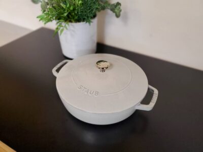 STAUB　ストウブ　ブレイザー　ソテーパン　24cm　鋳物　浅型　システラドロップ構造　カンパーニュカラー　フランス製　煮込み　焼き料理　保温性　熱伝導率　食洗機対応　IH対応　ガス対応　オーブン対応　リサイクルショップ　再良市場　天白　名東　昭和　千種　瑞穂　緑　日進　豊明　東郷　おススメ　オススメ お洒落　オシャレ　中古　美品