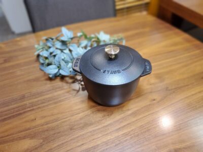 STAUB　ストウブ　LaCocotte de Gohan　ラココット　デゴハン　炊飯鍋　鋳物ホーロー鍋　システラ　ラウンド　ブラック　真鍮　16cm　羽釜型　ガス　直火　IH　オーブン　エマイユ加工　単身　小型鍋　両手鍋　ホーロー鍋リサイクルショップ　再良市場　天白　名東　昭和　千種　瑞穂　緑　日進　豊明　東郷　おススメ　オススメ お洒落　オシャレ　中古