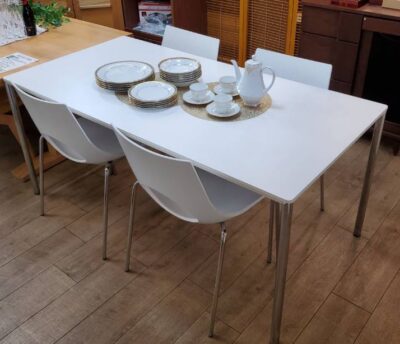 FREDERICIA　フレデリシア　Calligaris　カリガリス　ダイニング5点セット　4人掛け　4人用　ダイニングセット　ダイニングテーブル　ミーティングテーブル　CongressChair　コングレスチェア　ダイニングチェア　ミーティングチェア　会議机　イス　チェア　デンマーク　イタリア　モダン　スチールレッグ　ホワイト　白天板　ホワイト天板　スタイリッシュ　リサイクルショップ　再良市場　天白　名東　昭和　千種　瑞穂　緑　日進　豊明　東郷　おススメ　オススメ お洒落　オシャレ　中古