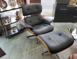 イームズ　ラウンジチェア　リプロダクト品　ジェネリック　オットマン付き　EAMES LoungeChair　　ブラックレザー　合皮　合成皮革　パーソナルチェア　パーソナルソファ　1人掛け　1人用　チェア　チャールズ＆レイ・イームズ　ミッドセンチュリー　モダン　デザイナーズ家具　プライウッド　リサイクルショップ　再良市場　天白　名東　昭和　千種　瑞穂　緑　日進　豊明　東郷　おススメ　オススメ お洒落　オシャレ　中古　美品