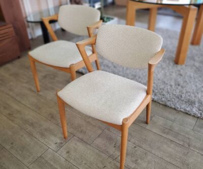 宮崎椅子製作所　MIYAZAKI CHAIR　MiyazakiChair　No.42　　チェア　KaiKristiansen　カイ・クリスチャンセン　カイクリスチャンセン　デザイナーズ家具　デザイン家具　デザイナーズチェア　デザインチェア　ハーフアームチェア　セミアーム　チェア　椅子　ダイニングチェア　オーク材　ファブリック　布張り　北欧　デンマーク　ミッドセンチュリー　ナチュラル　モダン　可動式背もたれ　リサイクルショップ　再良市場　天白　名東　昭和　千種　瑞穂　緑　日進　豊明　東郷　おススメ　オススメ お洒落　オシャレ　中古　美品