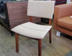 HIRATA CHAIR　HirataChair　平田椅子製作所　TOPO SIDE CHAIR　SideChair　トッポ　サイドチェア　ダイニングチェア　デスクチェア　チェア　椅子　イス　レッドオーク　マッドブラウン　布張り　ファブリック　座面2分割　　リサイクルショップ　再良市場　天白　名東　昭和　千種　瑞穂　緑　日進　豊明　東郷　おススメ　オススメ お洒落　オシャレ　中古　美品